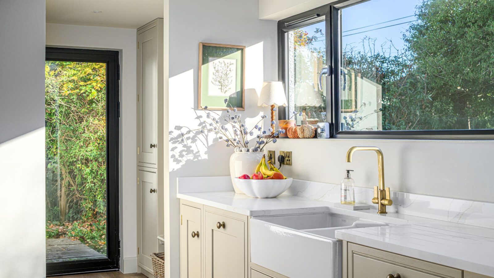 In-Frame Kitchens. Bumblebee kitchens example image 16. A beautiful light kitchen. 